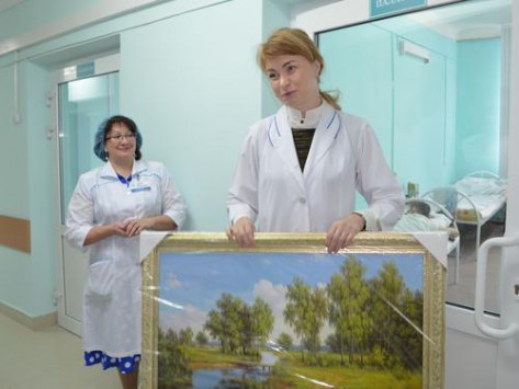 Глава департамента здравоохранения Кировской области Е.Д.Утемова подарила сотрудникам отделения сертификат на приобретение медицинского оборудования и картину.