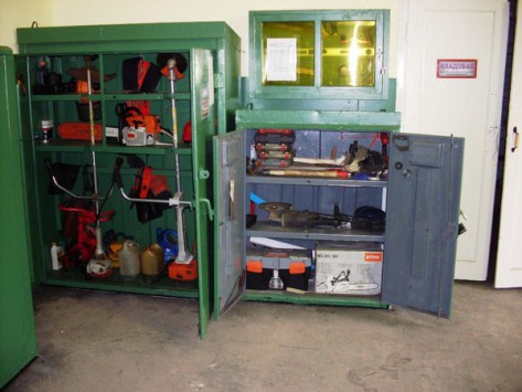 Инструменты в демонтированных металлических релейных шкафах Зуевская дистанция электроснабжения