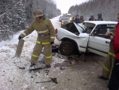 На трассе «Вятка» Mercedes столкнулся с «Волгой» в Кировской области 2