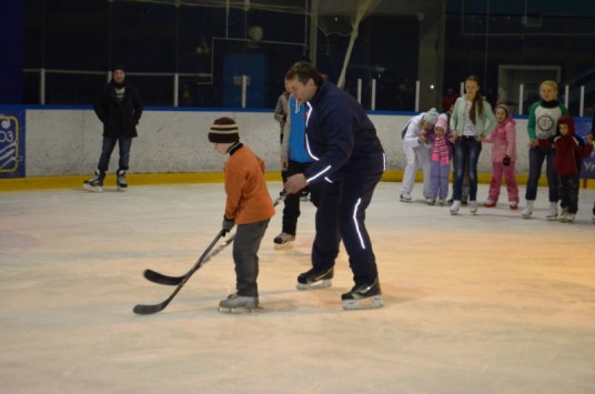 Владимир Климов ГФИ по Кировской области учил беженцев с Украины, как играть в хоккей
