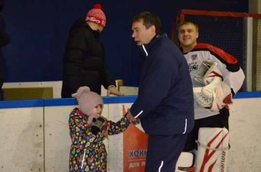 Климов показал детям беженцев как играть в хоккей 3