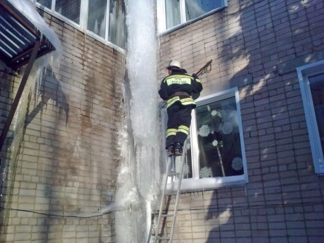 Пожарные срезали сосульку величиной в двухэтажный дом 2