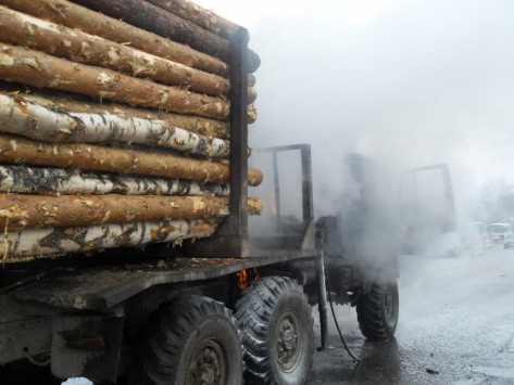 В Кировской области загорелся камаз груженый бревнами
