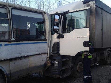 В  г. Кирове водитель грузовой автомашины совершил наезд на автобус, стоявший у остановки общественного транспорта.  В результате столкновения автобус отбросило вперед на другой автобус.