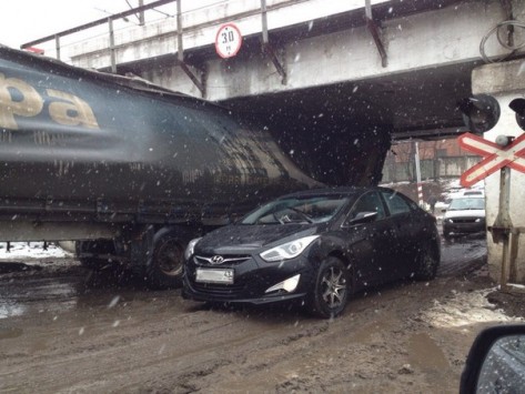 В Котельниче Кировской области фура со стройматериалами застряла под мостом