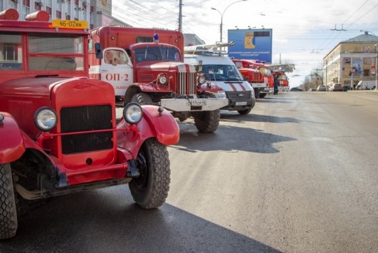 В Кирове состоялся автопробег, посвящённый Дню пожарной охраны. Праздник продолжили показательные выступления сотрудников МЧС.
