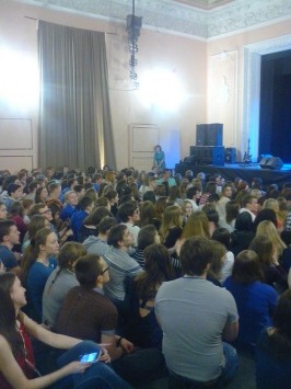 В Кирове сотни студентов слушали музыку сидя на полу и босиком