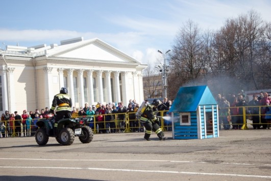 В Кирове состоялся автопробег, посвящённый Дню пожарной охраны. Праздник продолжили показательные выступления сотрудников МЧС.