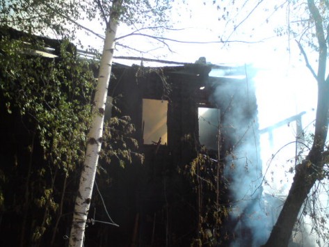 В Кирове загорелся деревянный жилой дом: 12 человек эвакуировали