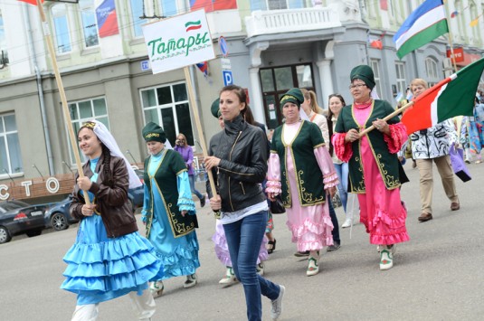 Фестиваль «Вместе Вятка» в Кирове открылся Парадом дружбы народов