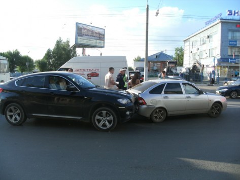В Кирове «BMW X6» въехал в «Приору»Авария произошла 3.06.2015 в 18:25 у дома № 64 по ул. Воровского.