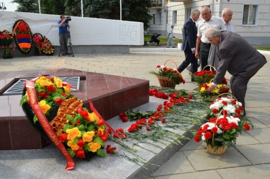 возложили цветы к вечному огню в Кирове