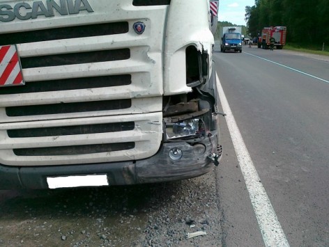 На трассе «Вятка» в Кировской области «Ладу» разорвало после столкновения с фурой