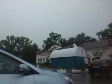 На юге Кировской области прошел шквал, сорваны крыши домов