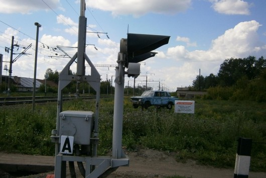 В Кировской области у переезда поставили разбитую машину - памятник лихачам