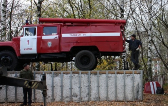 В Кирове появился памятник пожарной машине