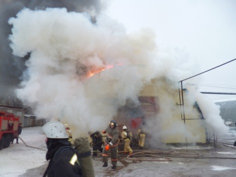 .В Кирове произошел сильный пожар на складе за торговым центром «Баско»