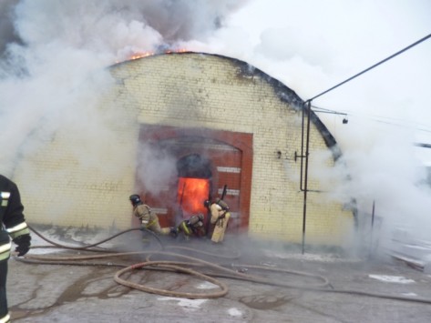 В Кирове произошел сильный пожар на складе за торговым центром «Баско»