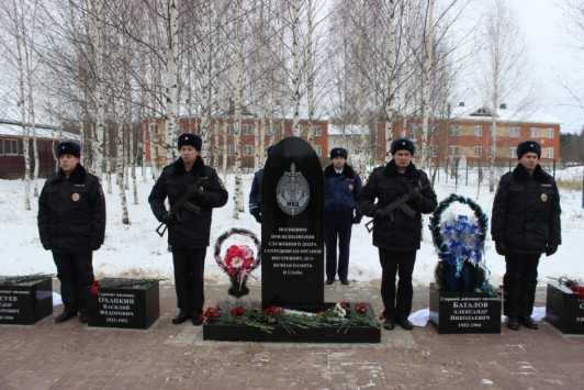 В Котельниче появился памятник погибшим на службе сотрудникам МВД