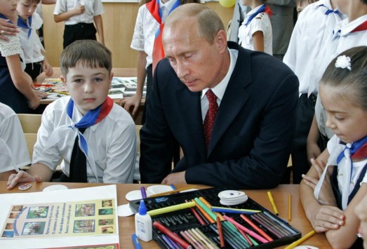 Russian President Vladimir Putin (C) cha