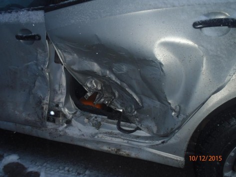 На дамбе в Макарье автоледи на иномарке врезалась в ВАЗ-211140