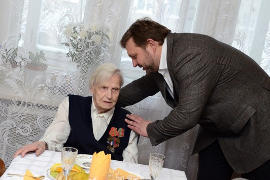 Никита Белых поздравил кировчанку со 100-летием