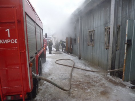 Появились фото пожара на Центральном рынке в Кирове
