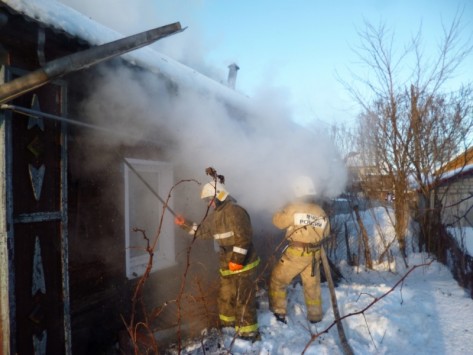 В Кирове спасатели вытащили ребенка из горящего дома