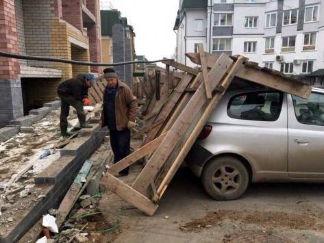 Ураган в Кирове повалил деревья, забор и сорвал крышу с остановки