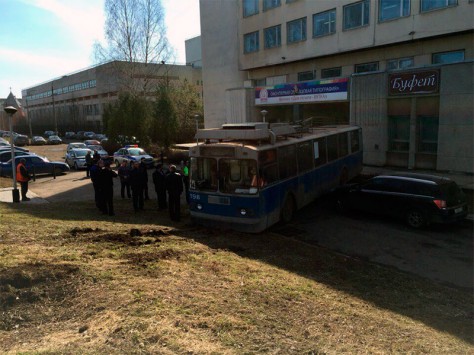 В результате съезда троллейбуса с проезжей части пострадавших нет