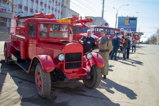 По улицам Кирова проехала колонна пожарной ретро-техники