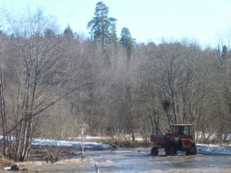 В Уржумском районе затопило участок сельской дороги
