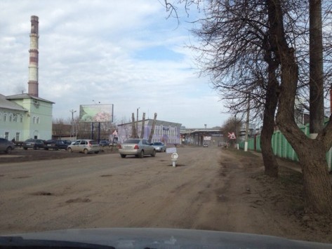 Жители Вятских Полян установили новый памятник разбитым дорогам
