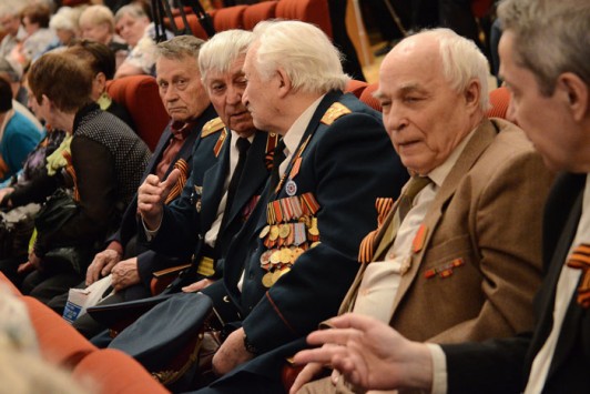 Никита Белых вручил кировчанке солдатский медальон её деда