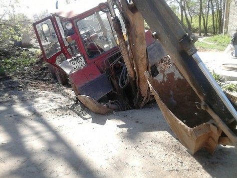 В Кирове трактор провалился в яму
