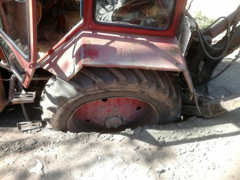В Кирове трактор провалился в яму