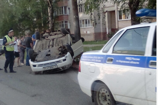 В Кирове 17-летняя пьяная девушка перевернулась на машине