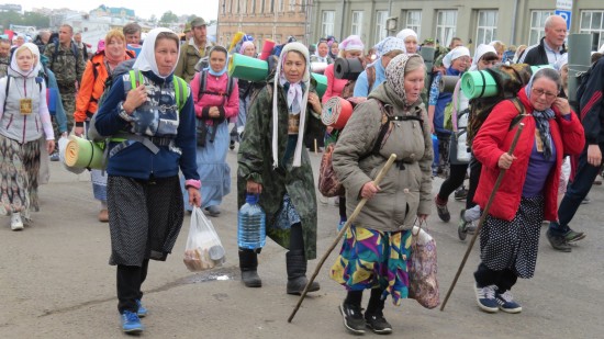  Из Кирова сегодня в крестный ход стартовали тысячи паломников