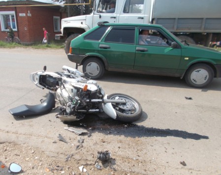 В Уржуме мотоцикл врезался в грузовик