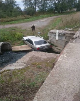 В Кирово-Чепецком районе иномарка слететела с моста
