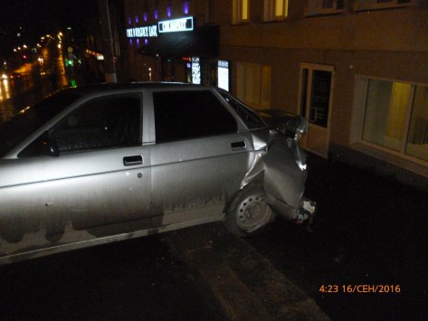 На Ленина водитель «Лады» врезался в две машины и дом