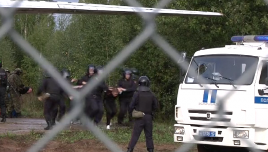 Условных террористов, «захвативших» самолет, обезвредили в ходе учений в аэропорту в Кирове