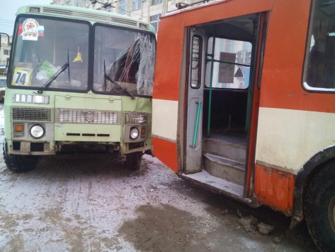 В Кирове автобус врезался в троллейбус: пострадала женщина