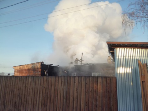 В Кирове из объятого огнем дома родители вынесли 8-месячного малыша