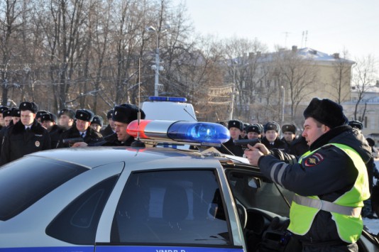 Сотни полицейских собрались на Театральной площади