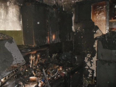 В Кирове 12 спасателей тушили пожар в квартире на улице Западной