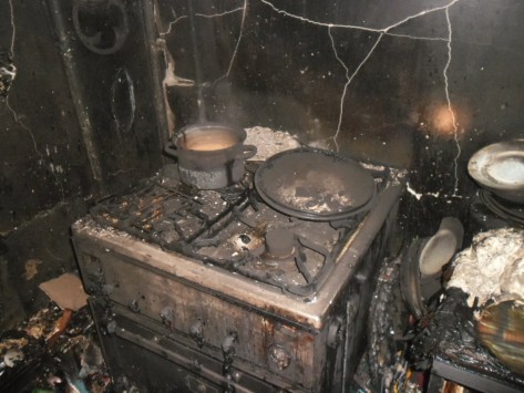 В Кирове 12 спасателей тушили пожар в квартире на улице Западной