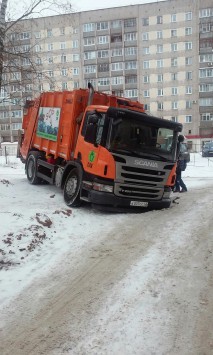 мусоровоз провалился в Кирове