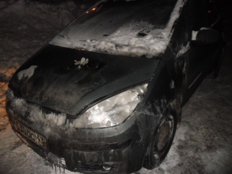В Кирове приставы потушили пожар припаркованной иномарки на Хлыновской