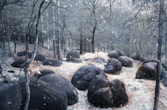 Родом из ледникового периода Набраться силы можно у творения ледникового периода в Кировской области – Жуковлянских валунов. Исполинские камни лежат здесь уже 250 миллионов лет, и излучают такую энергию, которая может помочь исполнить даже самое смелое новогоднее желание. 